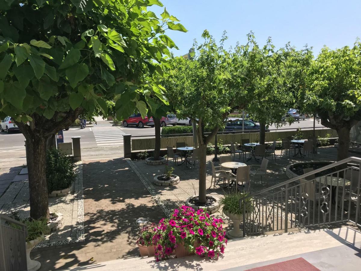 Hotel Moderno - Bed & Breakfast Cervia Eksteriør billede